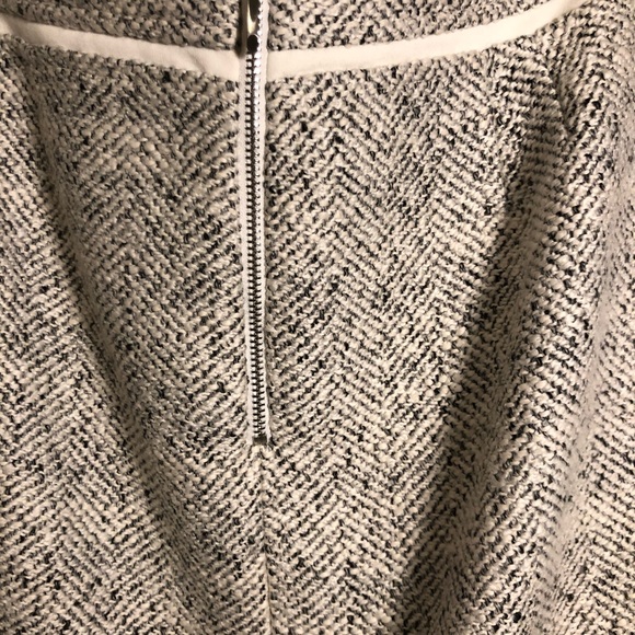 White House Black Market Grey & White Pencil Skirt - Size 8P - Picture 3 of 10